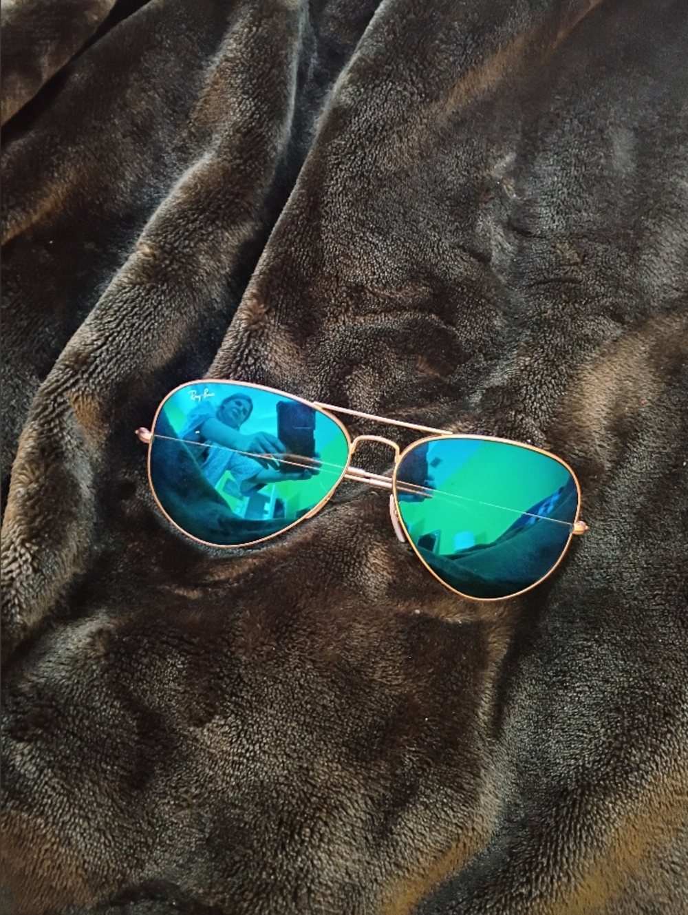 Unisex Ray-Ban Aviator Sunglasses.Gold Frame with Blue Mirrored Lenses. - Picture 4 of 6